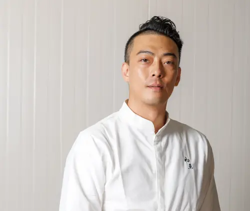 ▲初魚鉄板料亭執行長岳達觀，讓鐵板燒料理又有了新高度。（圖／豊漁餐飲集團提供）