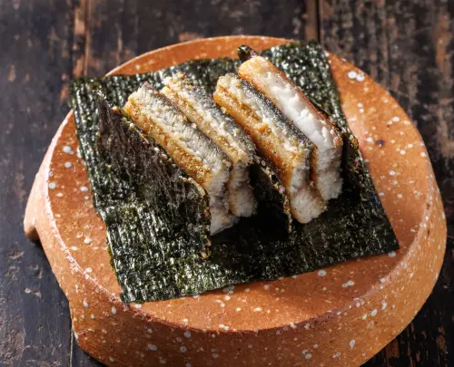 ▲鰻魚手卷裡頭有現煎的白鰻，還有一片海苔脆餅畫龍點睛。（圖／豊漁餐飲集團提供）
