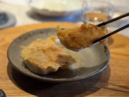 ▲初魚鉄板料亭本季新菜還有和牛煎餃，內餡相當多汁。（圖／記者葉盛耀攝）