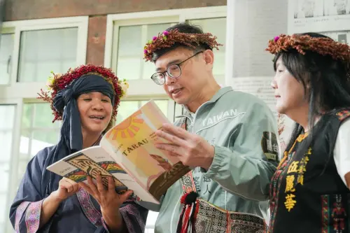 ▲賴瑞隆戴上以Tarau（散穗高粱）編製的傳統花環，以族語「Mariyang wagi」表達問候。（圖／高雄市長參選人、立委賴瑞隆提供）