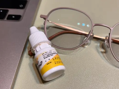▲健保署宣布自 8 月 1 日起，將含 Atropine（阿托品）成分 0.05% 低濃度散瞳眼藥水納入健保給付，提供 18 歲以下兒童及青少年近視控制治療使用，預估約 36.5 萬名兒少受惠。（圖／記者徐銘穗攝）