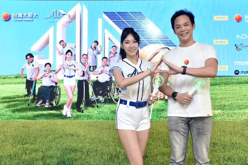 ▲台灣大哥大總經理暨台灣大基金會執行長林之晨（右）與Fubon Angels檸檬（左）共同比出第十屆「種福電」應援手勢，齊聲高喊「凝聚愛心，點亮伯立歐家園的希望」。(圖/ 業者提供)