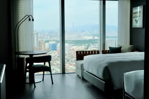 ▲每個房間內都有大片落地窗，援引高樓美景。（圖／記者葉盛耀攝）