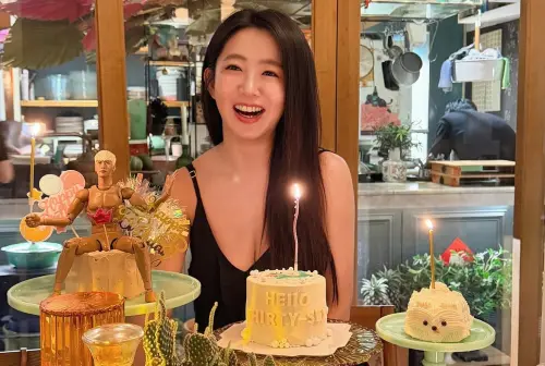 郭書瑤認了單身7年！穿超深V慶36歲生日　由下往上自拍角度太犯規