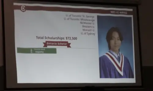 ▲小YA優秀的成績被投影在大螢幕上，他一口氣被5間大學錄取。（圖／芹仁PlayWhat YouTube）