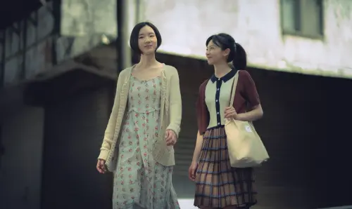 ▲許曦文（左）、陳姸霏（右）在《聰明鎮》當中飾演閨蜜，而許曦文在劇中是窮學生的設定，爸爸還因為生病變成啞巴，劇情讓劇迷認為與本人氣質相差太多，甚至許曦文與陳姸霏交換角色還會比較有說服力。（圖／奇蹟映畫所提供）