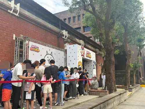 ▲《貓咪大戰爭》13週年紀念快閃店採預約制，排隊人潮很有秩序。（圖／記者張家瑋攝）