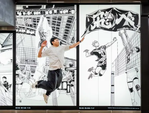 ▲超高人氣日漫《排球少年》經典名場景躍上誠品R79 40米巨型光盒。（圖／誠品提供）