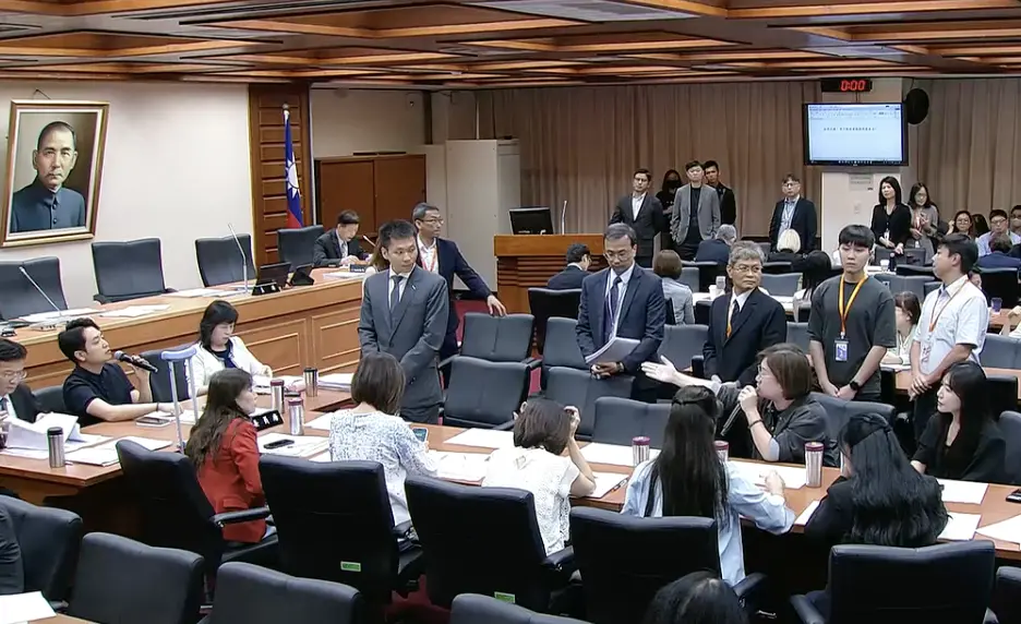 ▲藍綠引爆激烈口角，運動部長在會議中「罰站」了將近10分鐘。（圖／翻攝自立法院ivod）