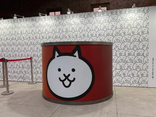 ▲快閃店裡面有「貓罐頭」場景。（圖／記者張家瑋攝）