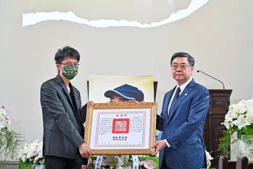 ▲卓榮泰代頒林榮基褒揚令。（圖／總統府提供）