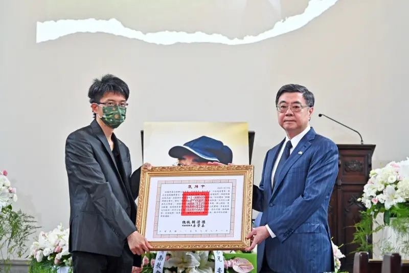    ▲卓榮泰代頒林榮基褒揚令。（圖／總統府提供）  