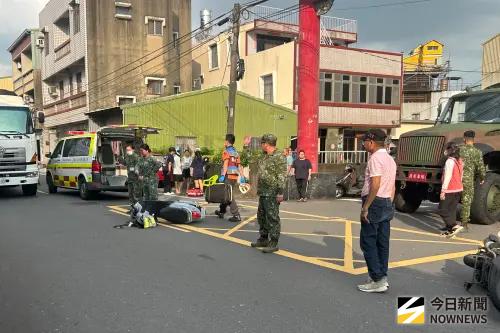 ▲137旅官兵協助疏導事故現場車流，避免二次事故發生，確保用路人安全。（圖／記者莊全成攝，2026.07.31）