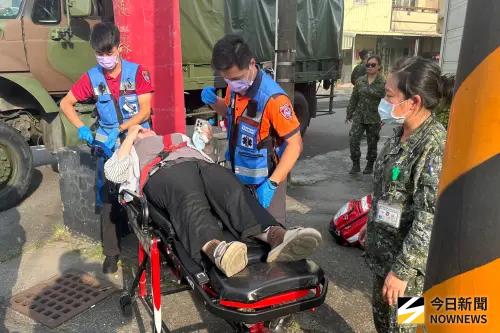 ▲待救119救護人員抵達後，官兵協助傷者送上救護車，確認現場無虞後繼續投入教召任務。（圖／記者莊全成攝，2026.07.31）