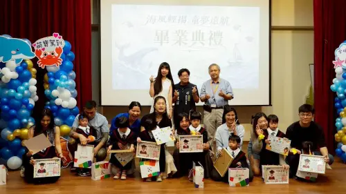 基隆市府首贈公托畢業禮物與證書，為幼兒紀錄人生首場畢典