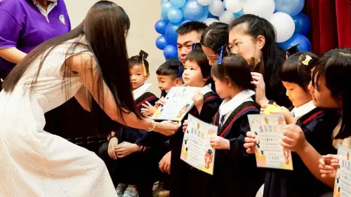 ▲兒少處長吳雨潔親自頒發由市長謝國樑署名的專屬畢業證書，祝福孩子邁向新階段。（圖／基隆市政府提供）