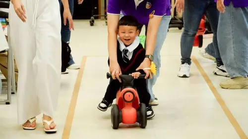 ▲小小畢業生在典禮中開心騎乘學步車，展現充滿活力的學習與成長軌跡。（圖／基隆市政府提供）