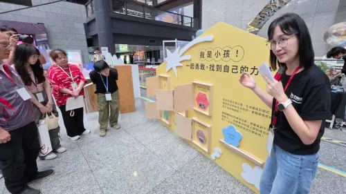 ▲「如果雨不停：給勇者的生存攻略」特展除了靜態的歷史照片與文字資料，更精心規劃了豐富的互動體驗。（圖／科工館提供）