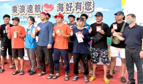 ▲外籍船員關懷活動，安排摸彩活動炒熱氣氛，讓外籍船員在輕鬆歡樂的氛圍中，感受高雄滿滿的人情味。(圖／高雄市政府海洋局提供)