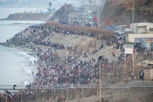 ▲約有高達6萬名非法移民透過陸路與海路，強行從摩洛哥跨越邊境湧入休達。（圖／美聯社／達志影像）