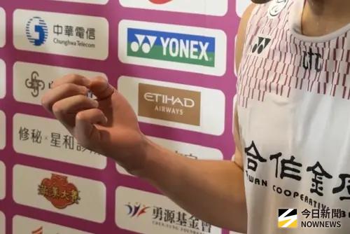 ▲尋求台北公開賽第5冠的周天成迎戰學弟王渝凱，首局以21：18拿下後，次局打到 7：2 領先時右手小指不慎破皮流血，一度暫停由醫護人員包紮。（圖／記者陳昱慈攝）