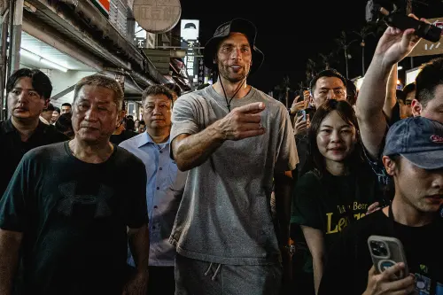 ▲來到台灣最具代表性的夜市，拉文親自下場體驗了夜市經典遊戲「籃球九宮格」。（圖／雲豹隊提供）