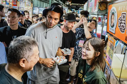 ▲在美食體驗環節，拉文品嚐了中壢夜市內深受遊客喜愛的兩項特色小吃。（圖／雲豹提供）