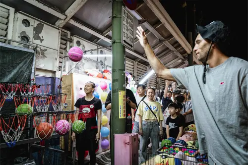 NBA球星拉文夜市挑戰「籃球九宮格」9投6中！大讚這2樣台灣味美食