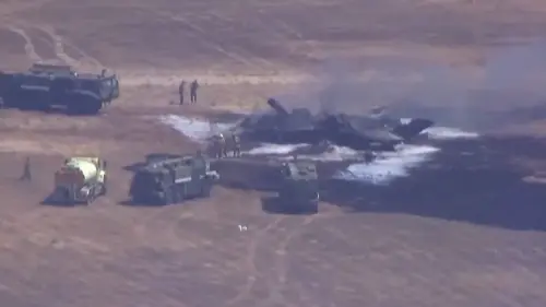 影／美軍F-35戰機墜毀加州！機師彈射逃生　現場狂冒濃煙