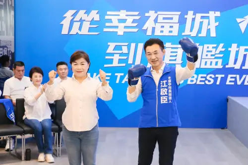 ▲楊瓊瓔為江啟臣戴上象徵堅定迎戰的拳擊手套，要他正面迎擊可能的抹黑攻擊以及假訊息。（圖／江啟臣提供，2026.08.01）