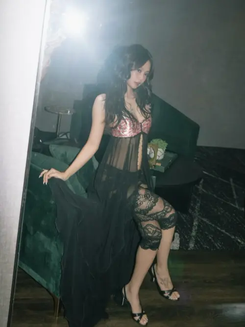 ▲Jennie腳背上「Dracula」圖案的刺青，意外成為粉絲討論的焦點。（圖／翻攝自Jennie IG@jennierubyjane）