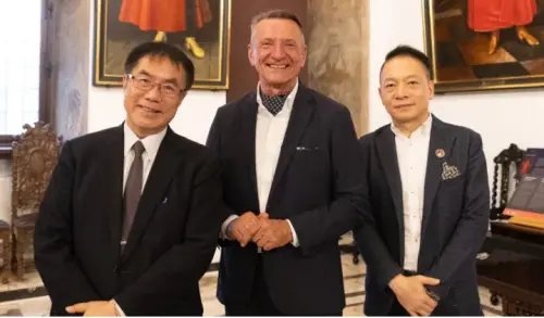 ▲ 台灣波蘭商業協會理事長趙忠傑博士（右一）、台南市長黃偉哲（左一）與波美拉尼亞省副省長萊謝克・邦納（Leszek Bonna，中）合影。（ 照片/台波商會提供）