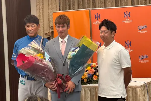 陽岱鋼日本舉辦退休記者會！淚崩曝退役原因　稻葉篤紀獻花逼哭他