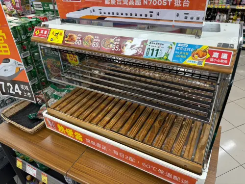 ▲《NOWNEWS》記者也到門市直擊熱便當架上真的一個都不剩，店員透露10時30分上架不到一小時就已經賣完。（圖/記者張嘉哲攝）
