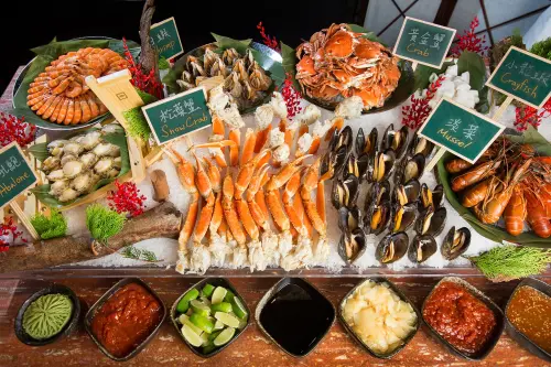 ▲「文華Café」推出父親節限定全自助午間饗宴，可無限暢享澎湃海鮮吧、現切爐烤肋眼牛排等菜色。（圖／台北文華東方酒店提供）