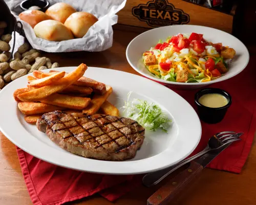 ▲Texas Roadhouse今年父親節推出雙人套餐2400元、四人套餐4480元，以手工鮮切牛排與冠軍豬肋排兩大招牌坐鎮。（圖／開展餐飲提供）