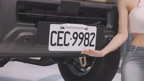 ▲李多慧在影片中直接公布新車的車牌號碼「CEC-9982」，更表示：「如果在路上看到我開車的話，要跟我打招呼也沒問題」。（圖／Youtube@李多慧）