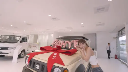 ▲李多慧在台灣買的第一輛車就是Suzuki 的人氣車款 Jimny。（圖／Youtube@李多慧）