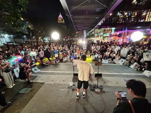 ▲信義區街頭擠滿人潮看黃致列表演。（圖／讀者提供）