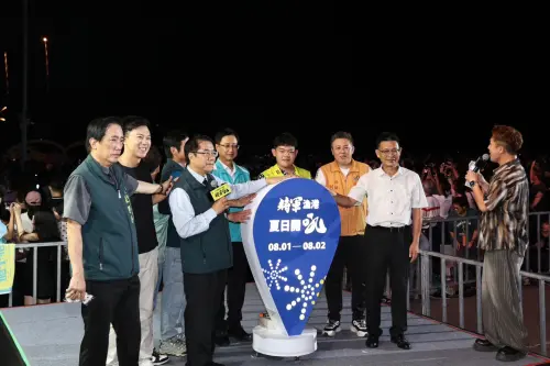 ▲市長黃偉哲啟動今年首場6分多鐘煙火秀。（圖／南市府提供）