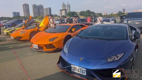 ▲「賽車籃球X文藝嘉年華」，今天在台中市中央球場登場，集結近200輛超跑，中部最大場免費車展。（圖／金武鳳攝，2026.8.1)