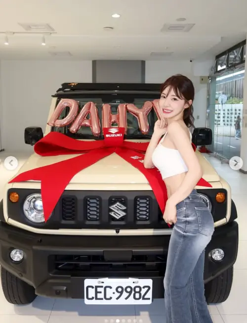 ▲買85萬小吉普！李多慧車牌選9982含意曝光　狂讚台灣能挑號碼超棒（圖／李多慧IG@le_dahye）