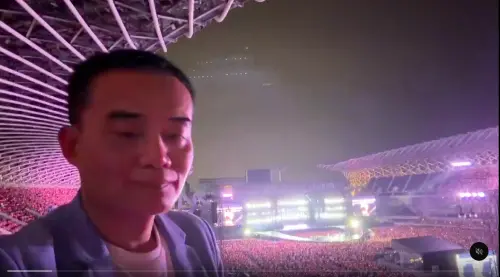 ▲童榮地（如圖）總是以同個角度、淡定表情，在各大熱門演唱會現場自拍打卡，近來在網路上爆紅。（圖／童榮地Threads＠rongditong）