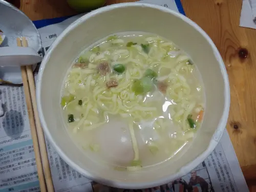 ▲阿Q桶麵「蒜香珍肉」以蒜香濃郁的湯頭為賣點，豬肉湯頭搭配新鮮蒜頭味，散發濃厚撲鼻的蒜香，配上Q彈又口感扎實有勁的麵體，美味程度難被其他品牌模仿（圖／泡麵公社 泡麵俱樂部臉書）