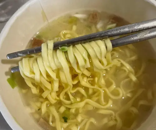 ▲實際試吃後，詹姆士發現阿Q桶麵蒜香珍肉的蒜味，主要來自於湯頭，麵體本身味道相對普通。（圖／我愛全聯-好物老實説）