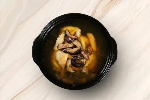 ▲人氣鍋「天白花菇燉土雞湯」，選用頂級天白花菇，搭配黑羽土雞長時間燉煮，讓菇香與雞湯鮮甜充分融合。（圖／業者提供）