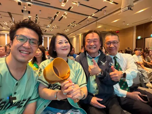 送沈伯洋水瓢意義曝　王世堅任競辦副主委喊：任憑差遣