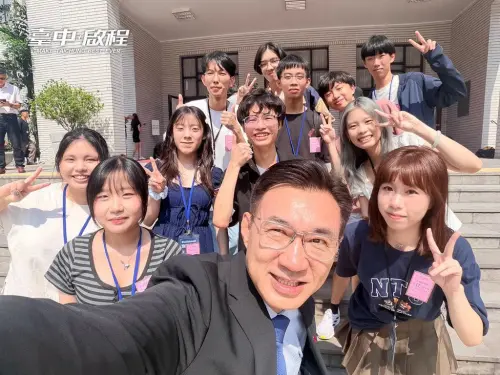 ▲江啟臣以立法院副院長的身分，接待「臺大政治營」的同學。（圖／翻攝江啟臣臉書，2026.08.03）