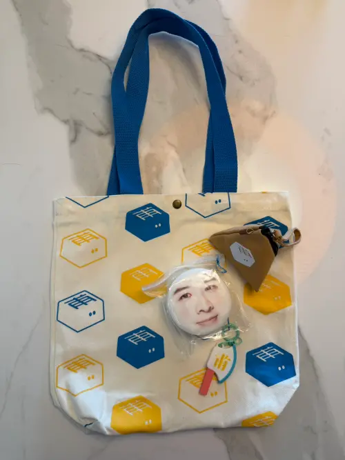 ▲民眾黨慶現場捐款2千元，可獲得許甫限量小物。（圖／民眾黨提供）