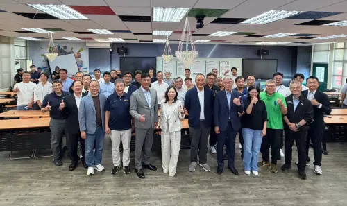 ▲中華棒協進行第14屆改選，新任理事長為周玲妏（中），統一獅領隊蘇泰安（左1）連任常務理事。（圖／中華棒協提供）